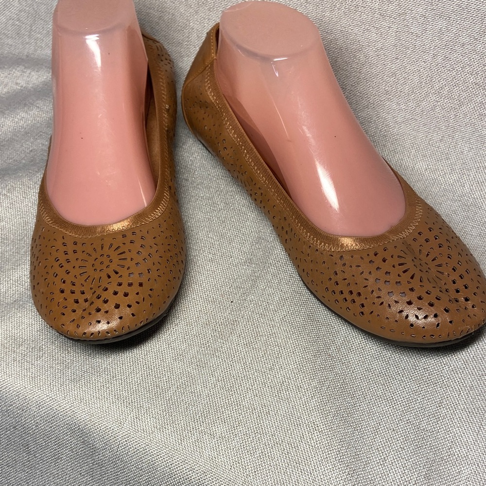 Vionic Women's Tan Ballet Flats. Size 10M